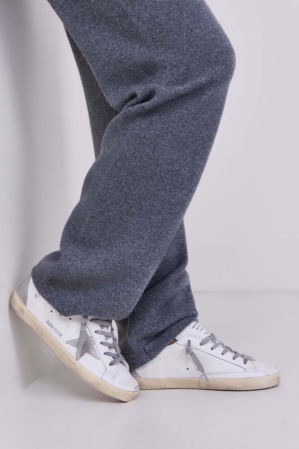 תמונת כל הלוק של נעלי סניקרס סופר סטאר